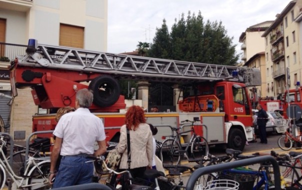 Campi Bisenzio, crolla nella notte il tetto di una casa