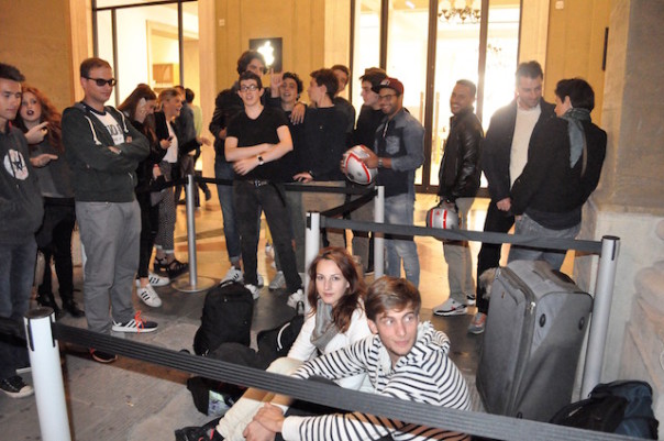 Gruppi di giovani in attesa durante la notte davanti al nuovo Apple Store di Firenze 
