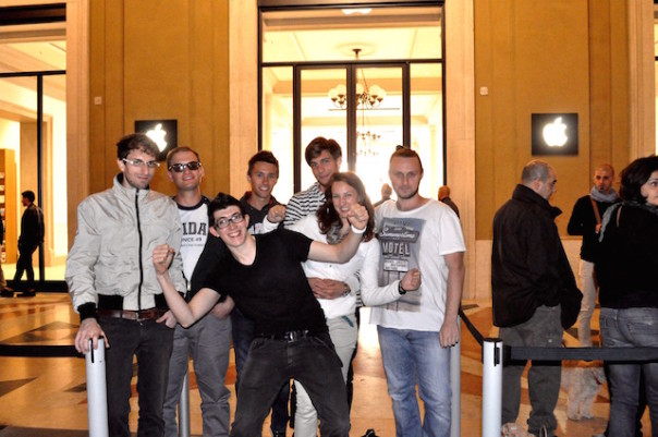 Si familiarizza davanti all'Apple Store senza bisogno di chat