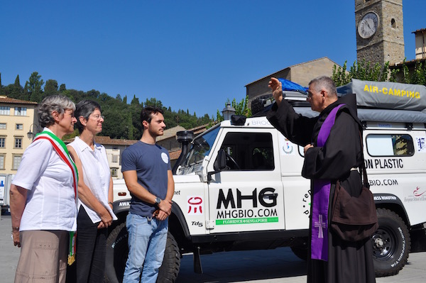 La benedizione del viaggio da parte del guardiano del Convento di San Francesco in piazza Mino a Fiesole