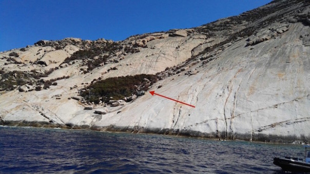 Il costone di roccia dove è precipitato l'elicottero della Forestale a Montecristo