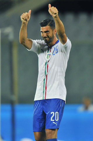 Pellè, autore (con il braccio) del gol decisivo di Italia-Malta