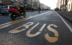 Traffico bus autobus corsia preferenziale