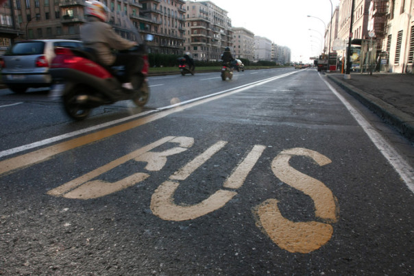 Traffico bus autobus corsia preferenziale