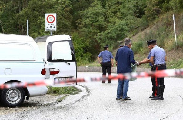 Carabinieri ed un furgone della mortuaria sulla strada che costeggia il Lago di Bilancino nel Mugello, dove stamane è stato trovato il corpo di una donna di 30 anni, Jennifer Miccio, investita con l'auto da Daniele Baiano, commerciante pratese di 34 anni, che ieri sera si è impiccato dopo aver investito e ucciso la donna. All'origine dell'omicidio-suicidio ci sarebbe stata la gelosia di Baiano: fra lui e Jennifer Miccio ci sarebbe stato un flirt. ANSA / GERMOGLI / PER GENTILE CONCESSIONE DEL QUOTIDIANO LA NAZIONE / +++ EDITORIAL USE ONLY +++ NO SALES +++