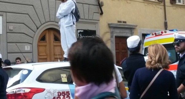 Donna sale su tetto taxi