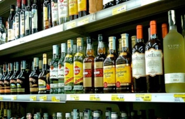 Centinaia di bottiglie di alcolici in vendita nei minimarket