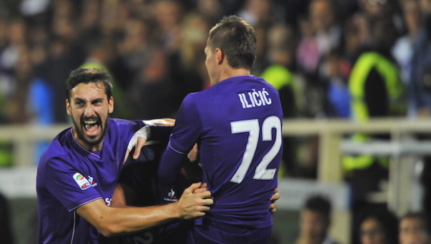 Ilicic, festeggiato dai compagni dopo aver trasformato il rigore del vantaggio (Foto Giacomo Morini)