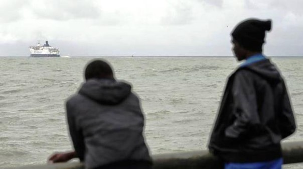 Migranti a Calais (Francia) in attesa di salpare per la Gran Bretagna