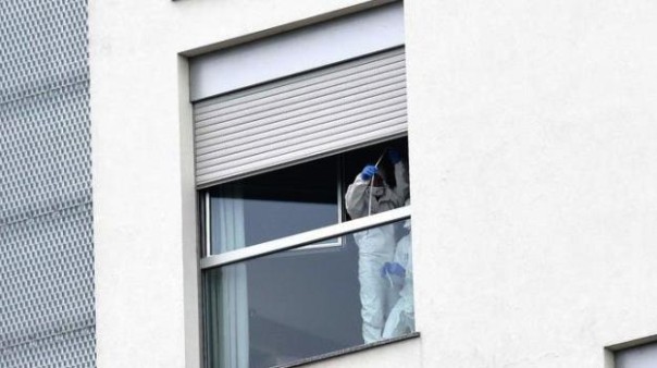Milano, gli investigatori sulla finestra dalla quale è caduto il 17enne di Cecina