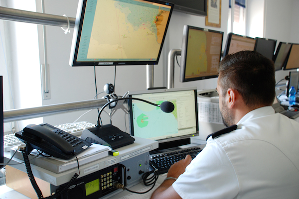 Un operatore della sala operativa della Guardia Costiera a Livorno