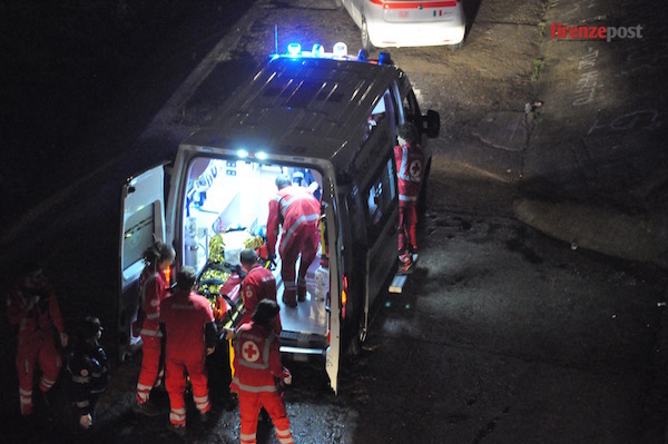 Il tunisino ormai salvo viene trasportato in ospedale