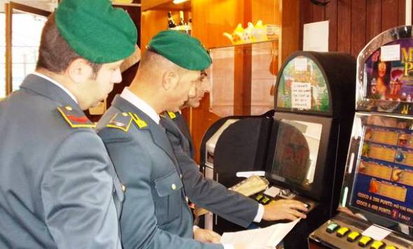 Siena, la Guardia di Finanza sequestra un locale per scommese illegali