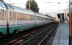 Un treno Intercity in transito da Prato