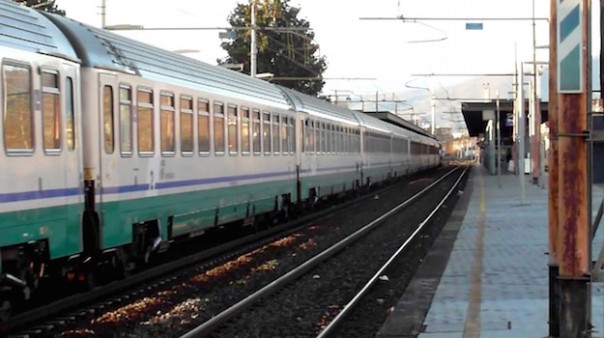 Un treno Intercity in transito da Prato