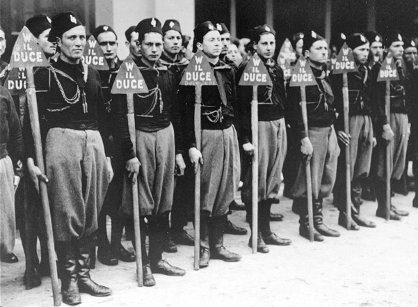 Un gruppo di giovani fascisti durante gli anni della guerra