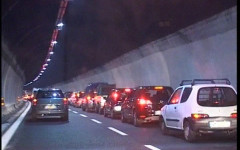 Coda in autostrada di notte