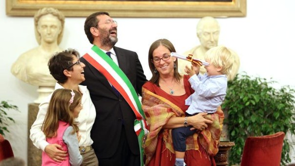 Il sindaco Marino trascrive le nozze gay