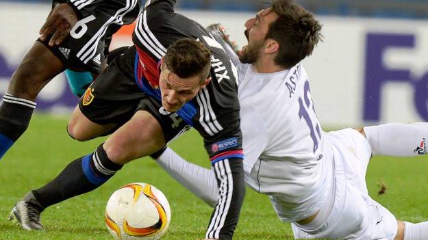 Basilea-Fiorentina, Xhaka lotta con Astori (foto dal sito della Tv svizzera Rsi)