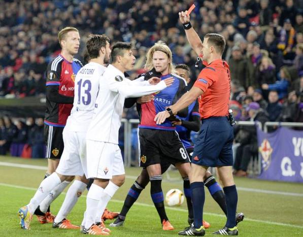 Basilea-Fiorentina, l'espulsione di Roncaglia