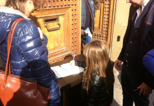 Consolato francese, una bimba firma sul registro delle condoglianze per gli attentati di Parigi