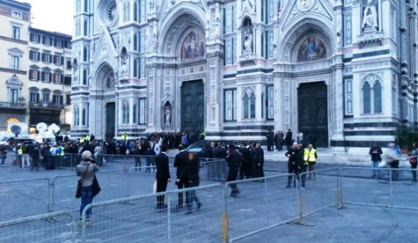 Firenze, la folla comincia ad affluire in piazza Duomo per incontrare Papa Francesco