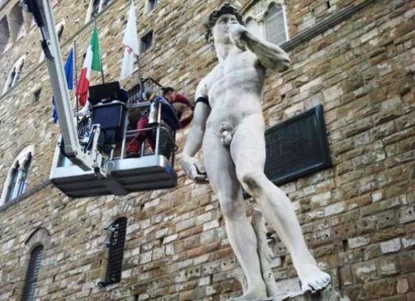 Firenze, piazza Signoria, David con lutto al braccio per attentati di Parigi