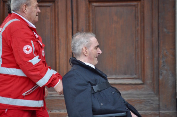 Il maresciallo Giuseppe Giangrande all'uscita dalla basilica della Santissima Annunziata