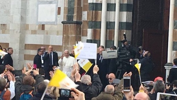 Papa Francesco arriva in Cattedrale a Prato
