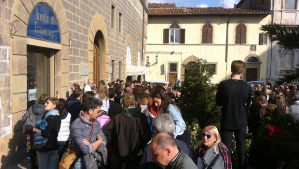 Piazza Ognissanti, il cordoglio dei fiorentini davanti al consolato francese per gli attentati di Parigi