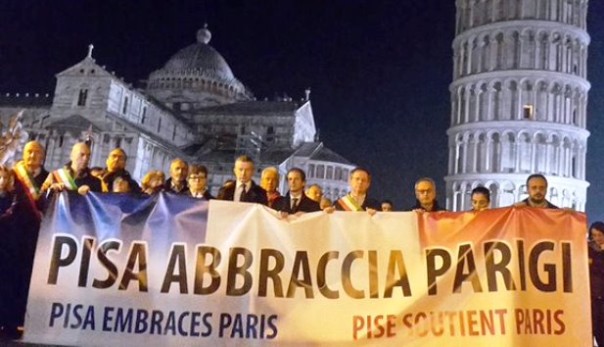 Pisa, presidio di solidarietà con Parigi sotto la Torre (foto Twitter - Sergio Piane)