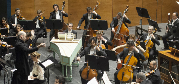 Stefano-Montanari-e-lOrchestra-foto-Michele-Borzoni-01-940x440