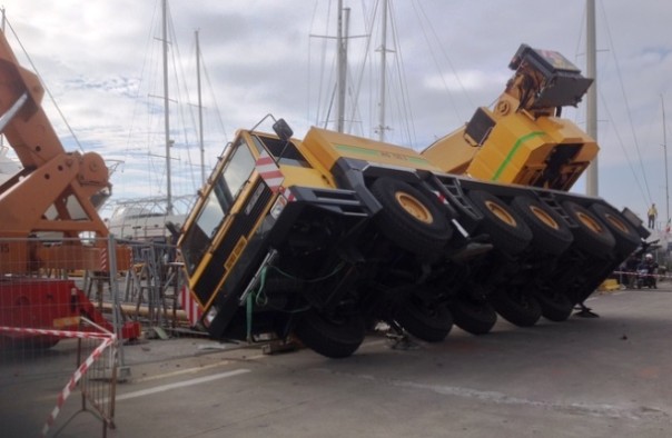 Viareggio, l'autogru rimasta in bilico su di un lato