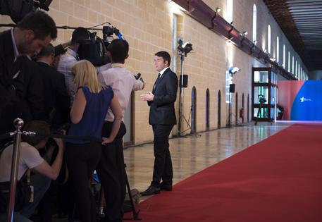 Il presidente del Consiglio Matteo Renzi a La Valletta (Malta) per il Vertice Unione Europea-Unione Africana sulle Migrazioni, 12 novembre 2015. ANSA/ PALAZZO CHIGI/ TIBERIO BARCHIELLI   +++ ANSA PROVIDES ACCESS TO THIS HANDOUT PHOTO TO BE USED SOLELY TO ILLUSTRATE NEWS REPORTING OR COMMENTARY ON THE FACTS OR EVENTS DEPICTED IN THIS IMAGE; NO ARCHIVING; NO LICENSING +++