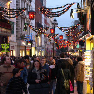 Una strada affollata per lo shopping natalizio