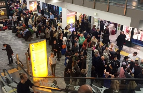 Aeroporti bloccati dalla nebbia, i viaggiatori costretti a code e bivacchi