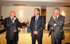 Renzo Ulivieri, al centro, durante una premiazione