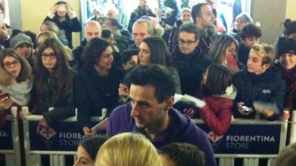 Fiorentina, Nikola Kalinic all'inaugurazione del nuovo store Duomo