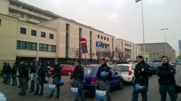 Firenze, Novoli, sgombero di uno stabile occupato in viale della Toscana