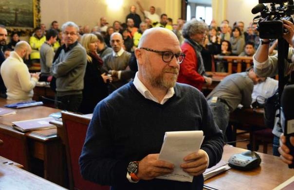 Il sindaco di Livorno, Filippo Nogarin, nella sala consiliare del Municipio per il Consiglio comunale che dovra' esprimersi sull'atto di indirizzo della giunta per avviare il percorso di concordato preventivo dell'Aamps, l'azienda di raccolta rifiuti di Livorno al cento per cento di proprietà del Comune, da presentare, domani, all'assemblea straordinaria dei soci della partecipata, 30 novembre 2015. I lavoratori dell'azienda sono in stato di agitazione da giorni e chiedono il ritiro dell'atto di indirizzo. ANSA/FRANCO SILVI