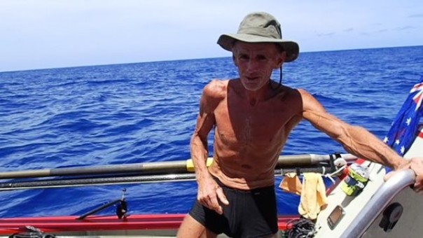 John Beeden, 53 anni, il primo uomo al mondo a compiere la traversata del'Oceano Pacifico da solo su una barca a remi (foto Twitter - @solopacificrow)