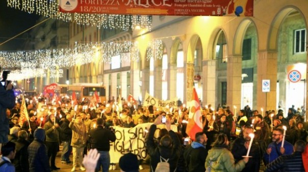 Livorno, un momento della fiaccolata contro il M5S dopo la decisione di Nogarin su Aamps
