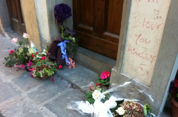 Firenze, al civico 3 di via Santa Monaca fiori davanti alla casa di Ashley Olsen