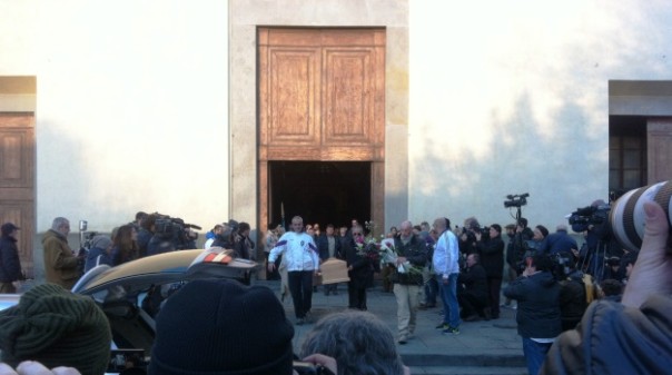 Firenze, il feretro di Ashley Olsen esce dalla Basilica di Santo Spirito, trasportato anche da un calciante bianco