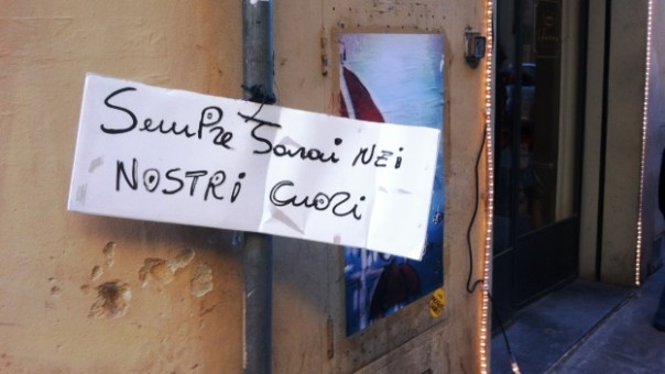 Firenze, in via Santa Monaca un cartello a pochi metri dall'abitazione in cui è stata uccisa Ashley Olsen