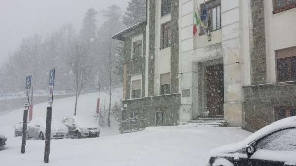 Il comune dell'Abetone, a mezzogiorno di giovedì 14 gennaio 2016, con il piazzale già abbondantemente ricoperto di neve