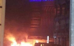 L'hotel Splendid di Ouagadougou in fiamme dopo l'attacco rivendicato da Al Qaida