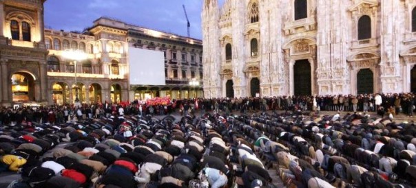 Musulmani in preghiera in piazza Duomo a Milano il 5 gennaio 2009