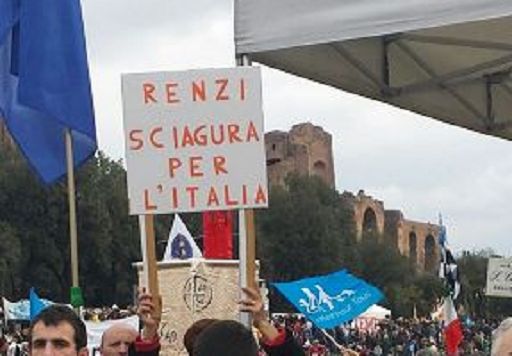 Roma, 30 gen. (askanews) - "Si vede già che questa è una piazza felice, bellissima e colorata. Noi vogliamo mostrare il volto bello della famiglia, che è questo. La famiglia è la parte solida della società italiana". Lo ha detto il portavoce del Family day Massimo Gandolfini, intervistato su Sky a pochi minuti dall'inizio ufficiale del Family Day a Roma.  	Gandolfini ha ribadito che il ddl Cirinnà "deve essere fermato. Pensare di ristrutturare questa legge in qualche sua parte è sbagliato. Questa legge vuole cambiare l'antropologia di una nazione, e per questo deve essere coinvolto il sentimento delle famiglie e della società". 	Secondo il portavoce del Family Day in materia di diritti sulle unioni civili l'Italia non è fanalino di coda in Europa, come sostenuto da molti, ma "un faro". L'Italia "è una eccezione culturale - ha detto - non un fanalino di coda, siamo il faro e un apripista perchè si mantenga la civiltà e il rispetto dei bambino che vuol dire vivere con un padre e una madre".  	"Una legge sulle unioni civili - ha quindi concluso Gandolfino - dovrebbe semplicemente fare un copia e incolla tra i diritti civili che già esistono e che sono presenti nel codice civile e che vanno solo limati. Speriamo che il premier Renzi tenga conto di questa piazza, tutti dovrebbero farlo", ha detto.