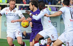 Verdù in azione circondato da due avversari